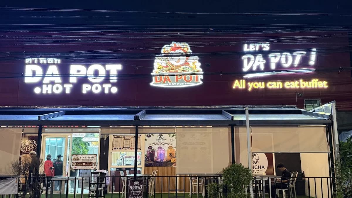ป้ายหน้าร้าน DA POT ตอนกลางคืน